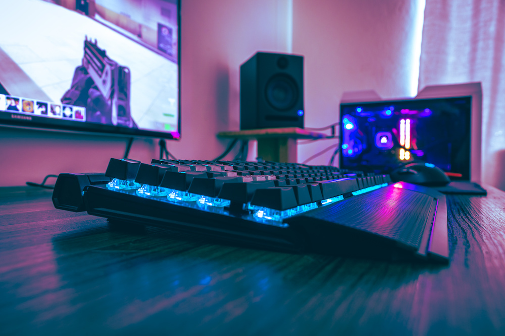 How To Organize Your Gaming Desk - Livewire Dev
